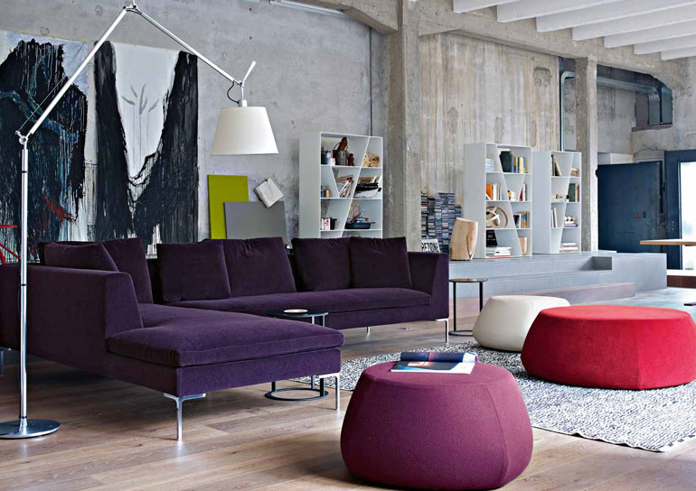 Eingerichteter Showroom von B & B Italia mit einem lilafarbenen Dreisitzer und weiteren kleinen Sitzgelegenheiten