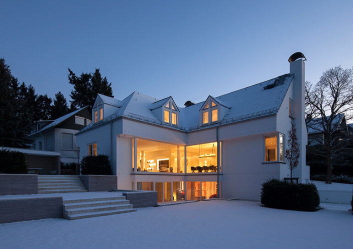 Schönes Haus in Winterlandschaft